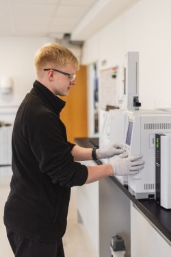 Lab tech on GCMS ()
